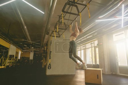 Foto de Una joven fuerte se levanta y hace ejercicio en el gimnasio. Foto de alta calidad - Imagen libre de derechos