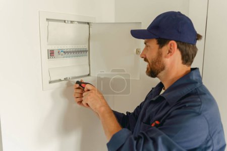 Foto de Electricista inspeccionar y reparar sistemas eléctricos en casas y edificios. Foto de alta calidad - Imagen libre de derechos