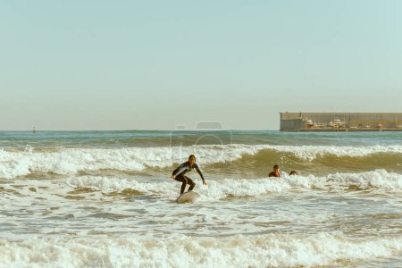Foto de Surfista profesional en traje de neopreno montado ola en el océano. Foto de alta calidad - Imagen libre de derechos