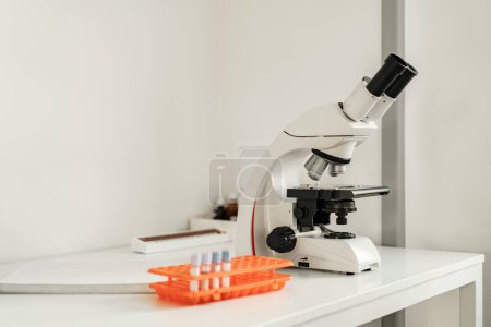 Foto de Laboratorio de investigación médica moderna con microscopio y tubos de ensayo. Foto de alta calidad - Imagen libre de derechos