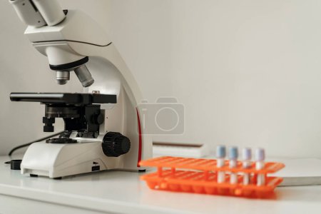 Téléchargez les photos : Laboratoire de recherche médicale moderne avec microscope et éprouvettes. Photo de haute qualité - en image libre de droit