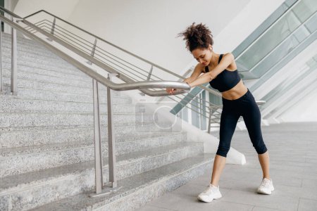 Téléchargez les photos : Femme sportive fait des exercices d'échauffement le matin avant de courir l'entraînement à l'extérieur. Fitness sain - en image libre de droit