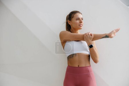 Téléchargez les photos : Femme sportive fait des exercices d'échauffement le matin avant de courir l'entraînement à l'extérieur. Fitness sain - en image libre de droit