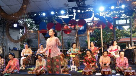 Foto de Yogyakarta, Indonesia - 18 de noviembre de 2023. Grupo de madres javanesas indonesias que interpretan música tradicional en el festival de ngayogjazz - Imagen libre de derechos