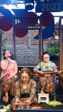 Foto de Yogyakarta, Indonesia - 18 de noviembre de 2023. Grupo de madres javanesas indonesias que interpretan música tradicional en el festival de ngayogjazz - Imagen libre de derechos