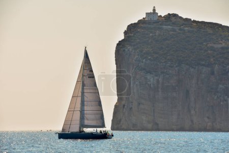 Foto de Velero navegando con roca en el fondo - Imagen libre de derechos