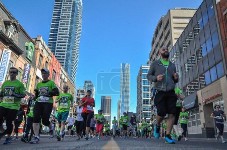 Téléchargez les photos : Toronto, ON, Canada - Le 13 mai 2018 : Les coureurs participent à la compétition Run 2018 Sporting Life 10k au centre-ville de Toronto - en image libre de droit