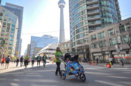 Téléchargez les photos : Toronto, ON, Canada - Le 13 mai 2018 : Les coureurs participent à la compétition Run 2018 Sporting Life 10k au centre-ville de Toronto - en image libre de droit
