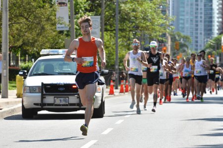 Téléchargez les photos : Toronto, ON, Canada - le 22 juin 2019 : Un coureur participe à une compétition de course de sport amateur durant le mois de la Fierté à Toronto - en image libre de droit