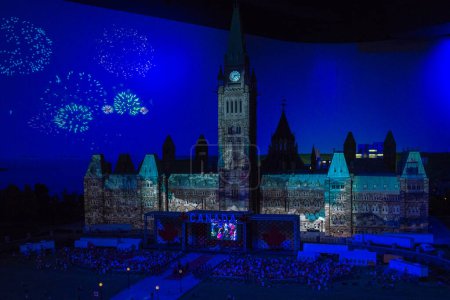 Foto de Toronto, ON, Canadá - 4 de junio de 2023: Vista de las Casas del Parlamento en Ottawa en un hito en miniatura de los lugares famosos de Canadá en Little Petite Canada - Imagen libre de derechos