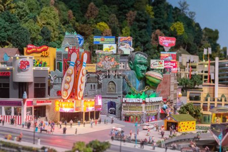 Téléchargez les photos : Toronto, ON, Canada - 4 juin 2023 : Vue à l'exibit de miniatue de Niagara Falls sur un monument miniature des lieux célèbres du Canada à Little Petite Canada - en image libre de droit