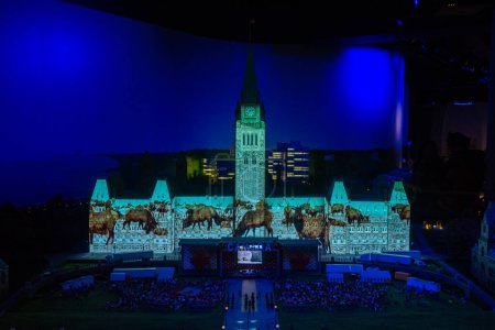 Foto de Toronto, ON, Canadá - 4 de junio de 2023: Vista de las Casas del Parlamento en Ottawa en un hito en miniatura de los lugares famosos de Canadá en Little Petite Canada - Imagen libre de derechos
