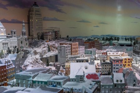 Téléchargez les photos : Toronto, ON, Canada - 4 juin 2023 : Vue de la ville de Québec sur un monument miniature des lieux célèbres du Canada à Little Petite Canada - en image libre de droit