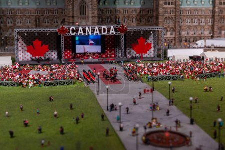 Téléchargez les photos : Toronto, ON, Canada - Le 4 juin 2023 : Vue des chambres du Parlement à Ottawa sur un monument miniature des lieux célèbres du Canada à Little Petite Canada - en image libre de droit