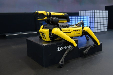 Téléchargez les photos : Toronto, ON, Canada - 16 février 2024 : Robot Dog Boston Dynamics Hyundai présenté par le Pfaff Auto Group au Metro Toronto Convention Centre - en image libre de droit