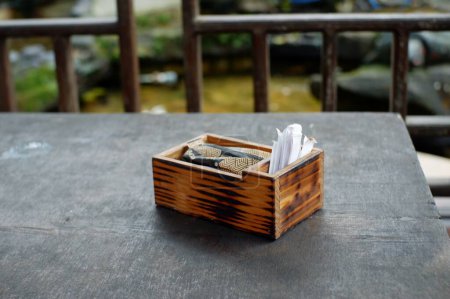 Téléchargez les photos : Boîte en bois avec bâtonnets de sucre et cure-dents places sur la table - en image libre de droit