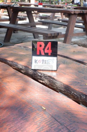 Téléchargez les photos : The chairs and table at cafe. indonesia, meja kayu dan kursi kayu dan nomor meja di restoran kopi kampung ambarukmo kokambar, nampak kuat, dengan desain menarik, outdoor meja dan kursi luar ruangan, kayu jati dan kayu yang kuat - en image libre de droit