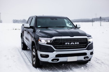 Téléchargez les photos : Dodge Ram LIMITED 5.7 HEMI, hiver en Pologne. - en image libre de droit