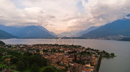 Hermosa vista aérea del lago Como en el norte de Italia. Domaso, Lombardía 2023.