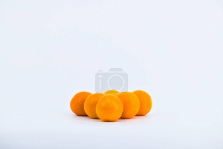 Foto de Una composición deliciosa que captura la frescura de las mandarinas sobre un fondo blanco limpio. - Imagen libre de derechos