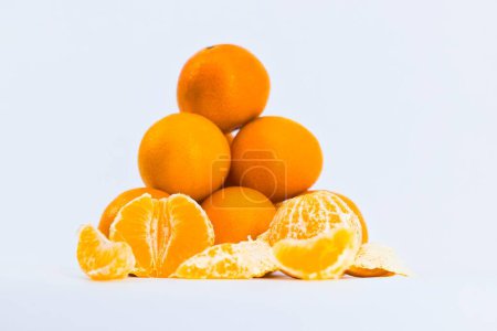 Foto de Una composición deliciosa que captura la frescura de las mandarinas sobre un fondo blanco limpio. - Imagen libre de derechos