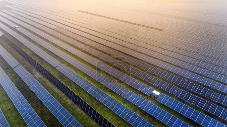 Une image montrant une vaste ferme solaire photovoltaïque contemporaine.