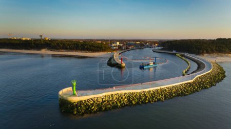 Téléchargez les photos : Découvrez le magnifique port de Mrzezyno dans la voïvodie de Poméranie occidentale, en Pologne, pendant l'heure d'or en février sur la côte baltique. - en image libre de droit
