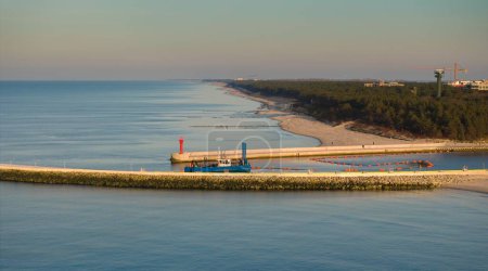 Experimente el impresionante puerto Mrzezyno en Voivodato de Pomerania Occidental, Polonia, durante la hora dorada de febrero en la costa báltica.