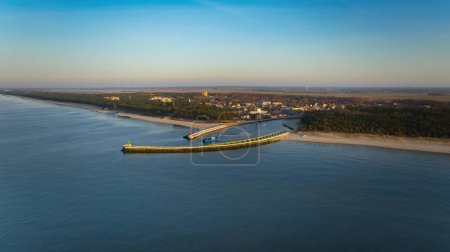 Erleben Sie den atemberaubenden Hafen Mrzezyno in der Woiwodschaft Westpommern, Polen, während der goldenen Stunde im Februar an der Ostseeküste.