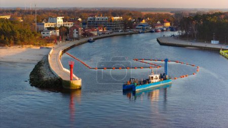 Téléchargez les photos : Découvrez le magnifique port de Mrzeyzno dans la voïvodie de Poméranie occidentale, en Pologne, pendant l'heure d'or en février sur la côte baltique. - en image libre de droit