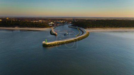 Experimente el impresionante puerto de Mrzeyzno en Voivodato de Pomerania Occidental, Polonia, durante la hora dorada de febrero en la costa báltica.