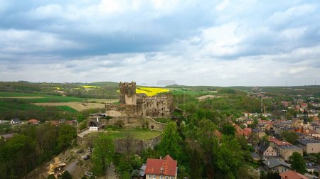 Luftaufnahme der mittelalterlichen Burg Bolków in Niederschlesien, Polen.