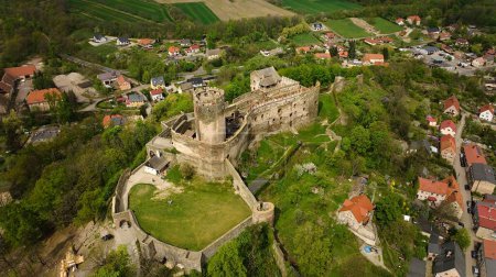 Aus der Vogelperspektive zeigt die Burg Bolkow, ein historisches Wahrzeichen in Dolnolaskie, Polen.