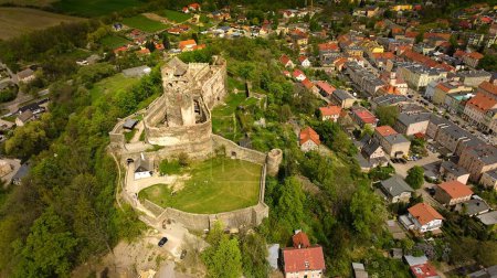 Aus der Vogelperspektive zeigt die Burg Bolkow, ein historisches Wahrzeichen in Dolnolaskie, Polen.