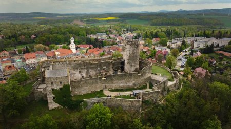 Luftaufnahmen zeigen die mittelalterliche Architektur der Burg Bolków inmitten der Landschaft Niederschlesiens, Polen.