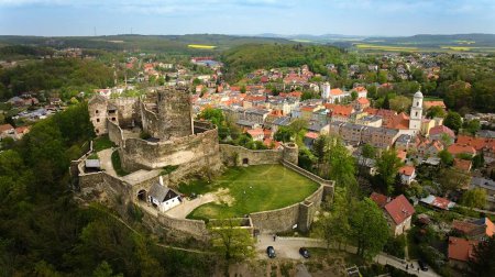 Luftaufnahmen zeigen die mittelalterliche Architektur der Burg Bolków inmitten der Landschaft Niederschlesiens, Polen.