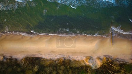 Luftaufnahme: Abgelegener Strand, ruhige Meereswellen.