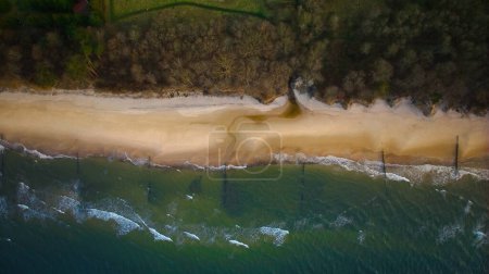 Vogelperspektive: Ruhiger Strand, schimmerndes Meer