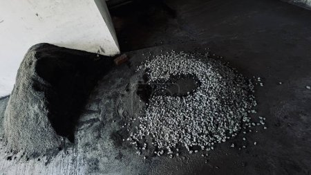 Piedras trituradas rodean el agua para luego mezclarse para hacer concreto