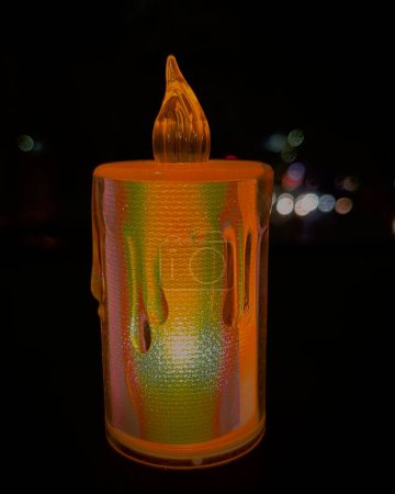 Foto de Luz led que brilla en el juguete de vela de plástico - Imagen libre de derechos