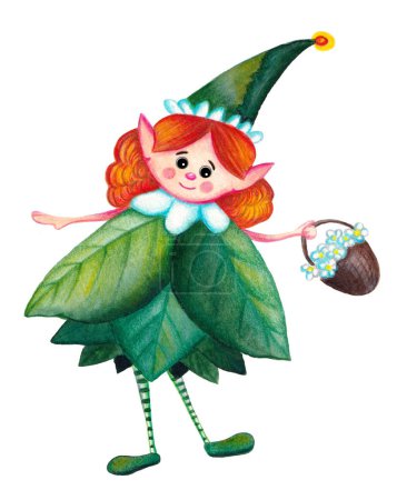 Téléchargez les photos : Image d'une Leprechaun Girl aux cheveux roux portant une robe verte et un chapeau pointu et un panier de marguerites à la main. Une fée irlandaise. Caractère de conte de fées - en image libre de droit