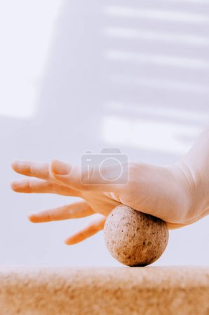 Nahaufnahme der Hand beim Auslösen der Handinnenfaszien mit Korkball