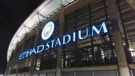 Téléchargez les photos : Etihad Stadium, Manchester, Royaume-Uni - 7 mars 2018 : Panneau lumineux du Etihad Stadium à l'extérieur du stade la nuit - en image libre de droit