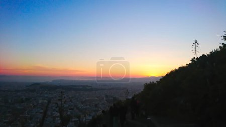 Téléchargez les photos : Colline de Lykavittos, Athènes - 30 mars 2018 : coucher de soleil d'Athènes depuis la colline de Lykavittos - en image libre de droit