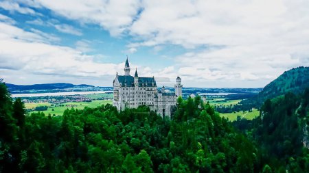 Téléchargez les photos : Schloss Neuschwanstein, Schwangau, Allemagne - 14 juin 2018 : Vue du Schloss Neuschwanstein depuis Marienbrucke, pont Marys, par une journée ensoleillée d'été sous le soleil avant la pandémie - en image libre de droit