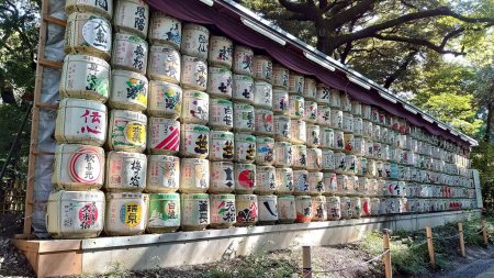 Téléchargez les photos : Tokyo, Japon - 10.26.2019 : Vue latérale d'un mur de barriques de saké, vin de riz japonais, exposé le long de l'approche sud du sanctuaire de Meiji avant la pandémie - en image libre de droit