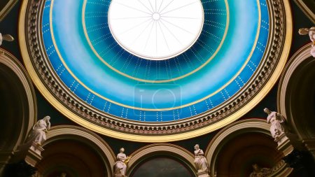Foto de Alte Nationalgalerie, Berlín, Alemania - 17 de abril de 2018: techo circular y colorido con esculturas que rodean y luz solar que atraviesa el vidrio en el centro - Imagen libre de derechos