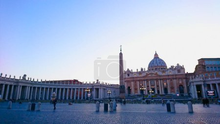 Foto de Ciudad del Vaticano - 04.05.2018: Caminata peatonal por la Plaza de San Pedro frente a la Basílica de San Pedro durante el atardecer - Imagen libre de derechos