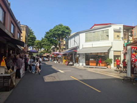 Téléchargez les photos : Tainan, Taiwan - 12.01.2022 : Les touristes parcourant les magasins et étals en bordure de route vendant des souvenirs et de la nourriture de rue sur Anping Old Street près de Fort Zeelandia par une journée ensoleillée pendant la pandémie - en image libre de droit