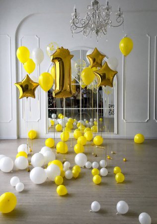 Globos de cumpleaños de fiesta, celebración de cumpleaños de un año, globos amarillos, dorados y blancos, decoración de fotos. Foto de alta calidad